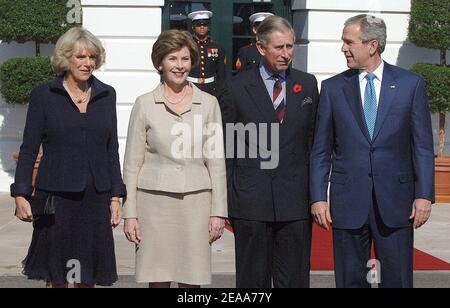 Prinz Charles, Prinz von Wales und Camilla Parker Bowles , Herzogin von Cornwall werden von US-Präsident George W. Bush und First Lady Laura Bush begrüßt, als sie am zweiten Tag ihres 8-tägigen Besuchs in den USA zu einem Mittagessen im Weißen Haus ankommen. Am 2. November 2005 in Washington. Foto von Olivier Douliery/ABACAPRESS.COM Stockfoto