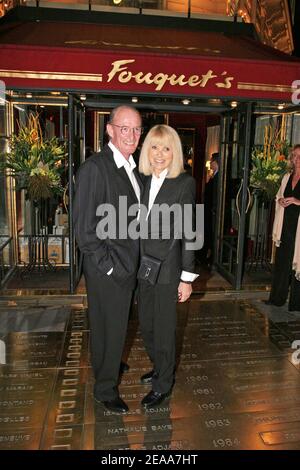 Die französische Schauspielerin Mireille Darc und ihr Mann Pascal Desprez nehmen am 3. November 2005 an einem Cocktail Teil, um den 50th. Jahrestag der Unabhängigkeit Marokkos im "Fouquet's" auf der Champs Elysees Avenue in Paris, Frankreich, zu feiern. Foto von Benoit Pinguet/ABACAPRESS.COM Stockfoto