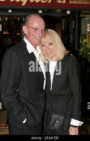 Die französische Schauspielerin Mireille Darc und ihr Mann Pascal Desprez nehmen am 3. November 2005 an einem Cocktail Teil, um den 50th. Jahrestag der Unabhängigkeit Marokkos im "Fouquet's" auf der Champs Elysees Avenue in Paris, Frankreich, zu feiern. Foto von Benoit Pinguet/ABACAPRESS.COM Stockfoto