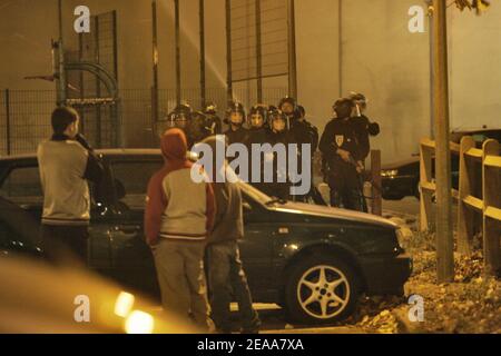 Unruhen im Pariser Vorort Aubervilliers am 4. November 2005. Nach dem Tod von zwei Jungen, die versuchten, der Polizei zu entkommen, am 27. Oktober durch Stromschlag, kam es zu einem Zusammenstossen der Polizei mit wütenden Jugendlichen. Foto von Mousse/ABACAPRESS.COM Stockfoto