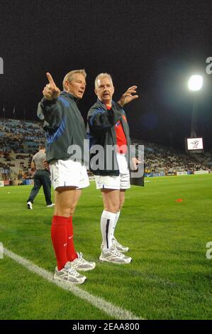 Der französische Trainer Daniel Servais (L) und David Ellis (R) beim Rugby-Testspiel Frankreich gegen Australien am 5. November 2005 im Stadion Velodrome in Marseille. Frankreich. Frankreich gewann 26-16. Foto Stephane Kempinaire/Cameleon/ABACAPRESS.COM Stockfoto