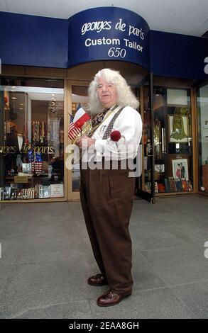 Georges De Paris, Designer von George W. Bush und anderen US-Präsident einschließlich Bill Clinton und Mitglieder des Bush-Kabinetts posiert in seiner Boutique in der Straße 14th in der Nähe des Weißen Hauses in Washington am 8. November 2005 . Foto von Olivier Douliery/ABACAPRESS.COM Stockfoto