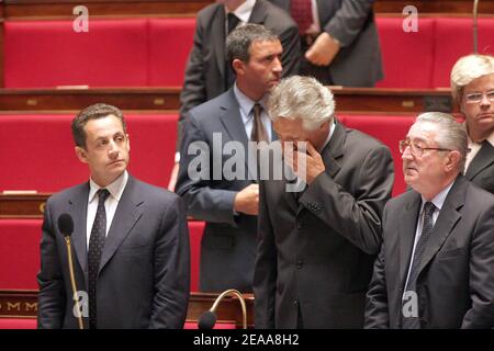 (L-R) Frankreichs Innenminister Nicolas Sarkozy, der Delegierte des Ministers für Chancengleichheit, Azouz Begag, Premierminister Dominique de Villepin und der Delegierte des Ministers für die Beziehungen zum Parlament, Henri Cuq, während der wöchentlichen Fragestunde bei der französischen Nationalversammlung am 8. November 2005 in Paris. Jugendliche randalierten für 12th Nächte in Frankreich, während die Regierung Pläne ankündigte, Ausgangssperren in den heruntergekommenen Vororten zu verhängen, die von der Gewalt getroffen wurden. Foto von Mousse/ABACAPRESS.COM Stockfoto