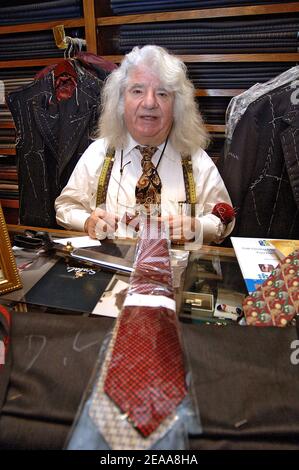 Georges De Paris, Designer von George W. Bush und anderen US-Präsident einschließlich Bill Clinton und Mitglieder des Bush-Kabinetts posiert in seiner Boutique in der Straße 14th in der Nähe des Weißen Hauses in Washington am 8. November 2005 . Foto von Olivier Douliery/ABACAPRESS.COM Stockfoto