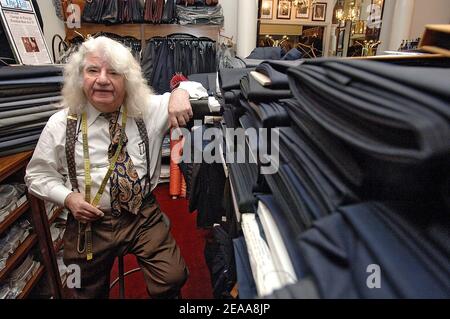 Georges De Paris, Designer von George W. Bush und anderen US-Präsident einschließlich Bill Clinton und Mitglieder des Bush-Kabinetts posiert in seiner Boutique in der Straße 14th in der Nähe des Weißen Hauses in Washington am 8. November 2005 . Foto von Olivier Douliery/ABACAPRESS.COM Stockfoto