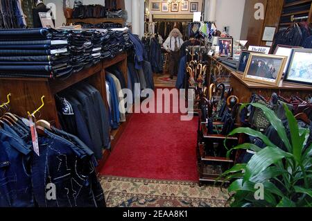 Georges De Paris, Designer von George W. Bush und anderen US-Präsident einschließlich Bill Clinton und Mitglieder des Bush-Kabinetts posiert in seiner Boutique in der Straße 14th in der Nähe des Weißen Hauses in Washington am 8. November 2005 . Foto von Olivier Douliery/ABACAPRESS.COM Stockfoto