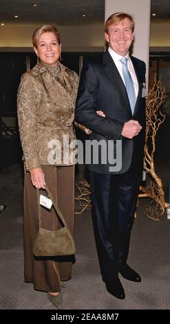 Prinz Willem Alexander aus den Niederlanden und seine Frau Prinzessin Maxima kommen am Dienstag, dem 8. November 2005, zum Gala-Dinner der Vereinten Nationen zu Ehren der Unsung Heroes of Poverty Eradication, das im Hauptsitz der Vereinten Nationen in New York City, NY, USA, stattfand. Foto von Nicolas Khayat/ABACAPRESS.COM Stockfoto