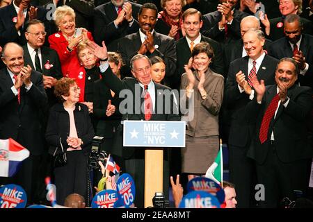 Der New Yorker Bürgermeister Michael Bloomberg (R) feiert seine Wahl zu einer zweiten Amtszeit während seiner Siegesfeier am 8. November 2005 in seiner Sheraton Hotel-Zentrale in Manhattan. Auf der Bühne mit ihm seine Mutter Charlotte rechts, der ehemalige Bürgermeister Rudolph Giuliani links, Gouverneur George Pataki rechts. Foto von William Gratz/ABACAPRESS.COM Stockfoto