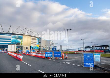 Cardiff, Wales - 8th. Februar 2021: Allgemeiner Blick auf das Drive-Through Coronavirus Mass Testing Centre (MTC) im Cardiff City Stadium Stockfoto