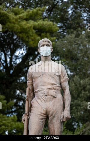 Llandaff, Cardiff, Wales - 8th. Februar 2021: Eine Statue, die an die in der Cathedral School lebenden Menschen erinnert, die während des Zweiten Weltkriegs ihr Leben ließen Stockfoto