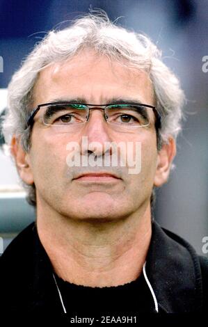 Der französische Cheftrainer Raymond Domenech beim internationalen Freundschaftsspiel zwischen Frankreich (O) und Deutschland (0) im Stade de France, in Saint-Denis, Frankreich, am 12. November 2005. Foto von Christophe Guibbaud/CAMELEON/ABACAPRESS.COM Stockfoto