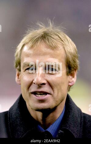 Deutschlands Nationaltrainer Jurgen Klinsmann beim Freundschaftsspiel zwischen Frankreich (0) und Deutschland (0) am 12. November 2005 im Stade de France in Saint-Denis bei Paris. Foto von Nicolas Gouhier/CAMELEON/ABACAPRESS.COM Stockfoto