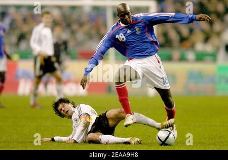 Der französische Alou Diarra wird am 12. November 2005 im Freundschaftsspiel zwischen Frankreich (0) und Deutschland (0) im Stade de France in Saint-Denis bei Paris von Michael Ballack in Angriff genommen. Foto von Nicolas Gouhier/CAMELEON/ABACAPRESS.COM Stockfoto