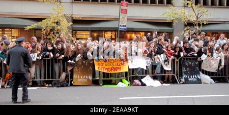 Tausende Teenager-Fans versammelten sich vor der US-Premiere von "Harry Potter und der Feuerkelch", die am Samstag, 12. November 2005, im Ziegfeld Theater in New York stattfand. Foto von Nicolas Khayat/ABACAPRESS.COM Stockfoto