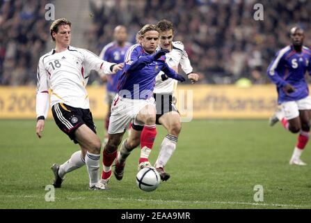 Der deutsche Fußballspieler Tim Borowski und Jerome Rothen aus Frankreich im Rahmen eines Freundschaftsspiels Frankreich (0) gegen Deutschland (0), das am 12. November 2005 im Stade de France in Saint-denis in Frankreich ausgetragen wurde. Foto von Laurent Zabulon/ABACAPRESS.COM Stockfoto