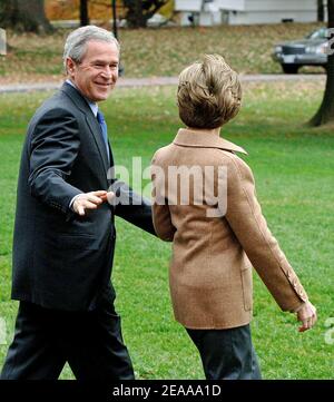 US-Präsident George W. Bush und seine Frau, First Lady Laura Bush, gehen in Richtung Marine One auf dem South Lawn des Weißen Hauses, am 14. November 2005 in Washington, DC. Der Präsident reist nach Asien mit Stationen in China und Südkorea. Foto von Olivier Douliery/ABACAPRESS.COM Stockfoto