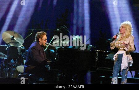 Sir Elton John und Dolly Parton auf der Bühne während der jährlichen Country Music Awards 39th, die am 15. November 2005 im Madison Square Garden in New York, NY, abgehalten wurden. Foto von Nicolas Khayat/ABACAPRESS.COM Stockfoto