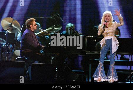 Sir Elton John und Dolly Parton auf der Bühne während der jährlichen Country Music Awards 39th, die am 15. November 2005 im Madison Square Garden in New York, NY, abgehalten wurden. Foto von Nicolas Khayat/ABACAPRESS.COM Stockfoto