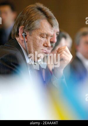 Der ukrainische Präsident Viktor Juschtschenko trifft sich am 16. November 2005 mit dem Vorsitzenden von MEDEF International, Louis Schweitzer, in Paris. Foto von Mehdi Taamallah/ABACAPRESS.COM. Stockfoto