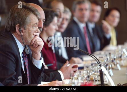 Der ukrainische Präsident Viktor Juschtschenko trifft sich am 16. November 2005 mit dem Vorsitzenden von MEDEF International, Louis Schweitzer, in Paris. Foto von Mehdi Taamallah/ABACAPRESS.COM. Stockfoto