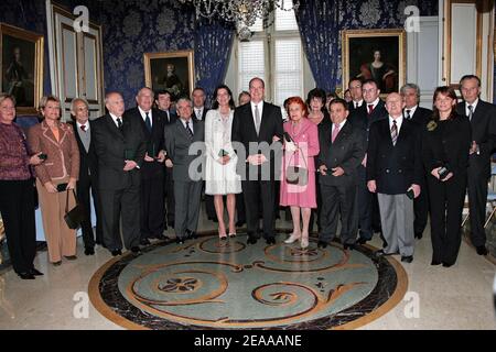 Prinz Albert II. Von Monaco posiert mit seiner Schwester Prinzessin Caroline von Monaco, nachdem er ihr die Medaille des Kulturverdienstordens während der Inthronungszeremonie von Prinz Albert II. Am 17. November 2005 überreicht hat. Prinz Albert II. Soll diese Woche formell als Herrscher von Monaco in eine Reihe von Zeremonien investiert werden. Foto von Pool/ABACAPRESS.COM Stockfoto