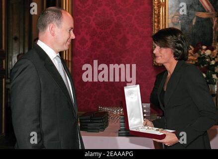 Fürst Albert II. Von Monaco übergab während der Inthronungszeremonie von Fürst Albert II. Am 17. November 2005 seiner Schwester Prinzessin Stephanie von Monaco das große Kreuz des Grimaldi-Ordens. Prinz Albert II. Soll diese Woche formell als Herrscher von Monaco in eine Reihe von Zeremonien investiert werden. Foto von Pool/ABACAPRESS.COM Stockfoto
