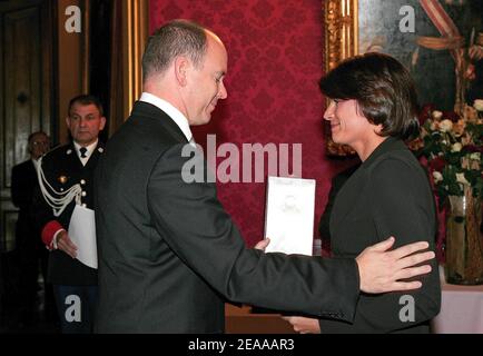 Fürst Albert II. Von Monaco übergab während der Inthronungszeremonie von Fürst Albert II. Am 17. November 2005 seiner Schwester Prinzessin Stephanie von Monaco das große Kreuz des Grimaldi-Ordens. Prinz Albert II. Soll diese Woche formell als Herrscher von Monaco in eine Reihe von Zeremonien investiert werden. Foto von Pool/ABACAPRESS.COM Stockfoto