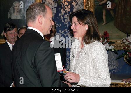 Prinz Albert II. Von Monaco übergab während der Inthronungszeremonie von Prinz Albert II. Am 17. November 2005 seiner Schwester Prinzessin Caroline von Monaco die Medaille des Kulturverdienstordens. Prinz Albert II. Soll diese Woche formell als Herrscher von Monaco in eine Reihe von Zeremonien investiert werden. Foto von Pool/ABACAPRESS.COM Stockfoto