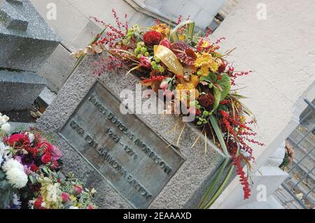Grab von Jim Morrison auf dem Friedhof Pere Lachaise in Paris, Frankreich, am 17. November 2005. Das Grab wird gereinigt und mit Zäunen von Tausenden Fans jedes Jahr zu Ehren des legendären Doors Sänger zu zahlen geschützt. Foto von Denis Guignebourg/ABACAPRESS.COM Stockfoto
