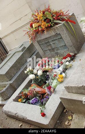 Grab von Jim Morrison auf dem Friedhof Pere Lachaise in Paris, Frankreich, am 17. November 2005. Das Grab wird gereinigt und mit Zäunen von Tausenden Fans jedes Jahr zu Ehren des legendären Doors Sänger zu zahlen geschützt. Foto von Denis Guignebourg/ABACAPRESS.COM Stockfoto