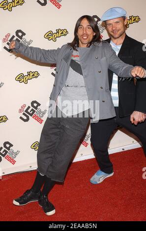 Anthony Kiedis und Flea nehmen an den Spike TV Video Game Awards 2005 im Gibson Amphitheatre in Universal City Teil. Los Angeles, 18. November 2005. (Im Bild: Anthony Kiedis, Flea). Foto von Lionel Hahn/ABACAPRESS.COM Stockfoto