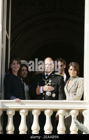 File photo : Prinz Albert II von Monaco, Prinzessin Stephanie, Prinzessin Caroline von Monaco, Charlotte, Pierre und Andrea Casiraghi besuchen vom Balkon des Palastes die Standard-Release-Zeremonie und Militärparade auf dem Schlossplatz in Monaco im Rahmen der Inthronungszeremonie von Prinz Albert II von Monaco am 19. November 2005. Prinz Albert II. Ist formell als Herrscher von Monaco investiert. Am 11. Juli 2015 wird im Fürstentum das 10th-jährige Jubiläum von Fürst Albert II. Gefeiert. Foto von Orban-Nebinger/ABACAPRESS.COM Stockfoto
