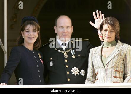 File photo : Prinz Albert II. Von Monaco und die Prinzessinnen Stephanie und Caroline von Monaco besuchen vom Balkon des Palastes aus die Standardfeierlichkeiten und die Militärparade auf dem Palastplatz in Monaco im Rahmen der Inthronungszeremonie von Prinz Albert II. Von Monaco am 19. November 2005. Prinz Albert II. Ist formell als Herrscher von Monaco investiert. Am 11. Juli 2015 wird im Fürstentum das 10th-jährige Jubiläum von Fürst Albert II. Gefeiert. Foto von Orban-Nebinger/ABACAPRESS.COM Stockfoto