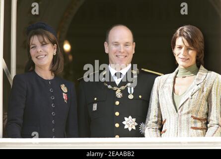 File photo : Prinz Albert II. Von Monaco und die Prinzessinnen Stephanie und Caroline von Monaco besuchen vom Balkon des Palastes aus die Standardfeierlichkeiten und die Militärparade auf dem Palastplatz in Monaco im Rahmen der Inthronungszeremonie von Prinz Albert II. Von Monaco am 19. November 2005. Prinz Albert II. Ist formell als Herrscher von Monaco investiert. Am 11. Juli 2015 wird im Fürstentum das 10th-jährige Jubiläum von Fürst Albert II. Gefeiert. Foto von Orban-Nebinger/ABACAPRESS.COM Stockfoto