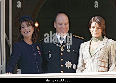 File photo : Prinz Albert II. Von Monaco und die Prinzessinnen Stephanie und Caroline von Monaco besuchen vom Balkon des Palastes aus die Standardfeierlichkeiten und die Militärparade auf dem Palastplatz in Monaco im Rahmen der Inthronungszeremonie von Prinz Albert II. Von Monaco am 19. November 2005. Prinz Albert II. Ist formell als Herrscher von Monaco investiert. Am 11. Juli 2015 wird im Fürstentum das 10th-jährige Jubiläum von Fürst Albert II. Gefeiert. Foto von Nebinger-Orban/ABACAPRESS.COM Stockfoto
