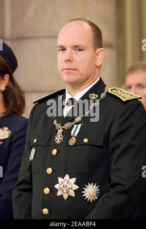 File photo : Prinz Albert II. Von Monaco im Inneren der Kathedrale von Monaco während der päpstlichen Messe im Rahmen seiner Inthronungszeremonie am 19. November 2005. Prinz Albert II. Ist formell als Herrscher von Monaco investiert. Photo Pool von David Niviere/ABACAPRESS.COM Stockfoto