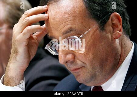 Der französische Sozialist Francois Hollande während des Sozialistischen Kongresses von 74th, der am 19. november 2005 in Le Mans, Frankreich, stattfand. Foto von Bernard-Mousse/ABACAPRESS.COM Stockfoto