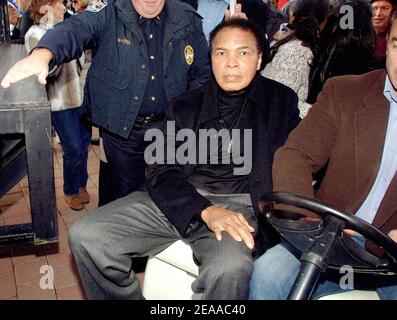 Muhammad Ali nimmt am 20 2005. November an der offiziellen Widmung und Gemeindefeier des Ali Center in Louisville, Kentucky, Teil. Foto von Olivier Douliery/ABACAPRESS.COM Stockfoto