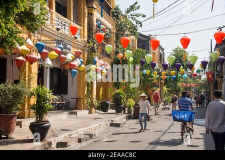 Straße am Tag mit chinesischen Laternen, Hoi an, Vietnam Stockfoto