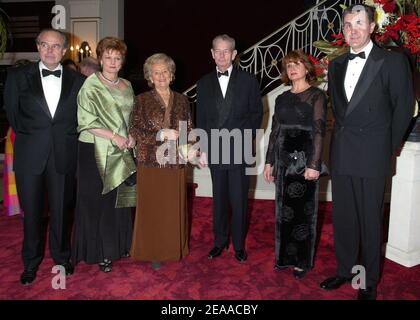 (L-R) Frederic Mitterrand, Prinzessin Margarita von Rumänien, französische First Lady Bernadette Chirac, König Michel von Rumänien, Frau Traian Basescu und Prinz Radu von Hohenzollern-Veringen posieren während eines Charity-Gala-Dinners zugunsten der Stiftung Prinzessin Margarita von Rumänien am 21. November 2005 im Theater Marigny in Paris, Frankreich. Foto von Mehdi Taamallah/ABACAPRESS.COM Stockfoto