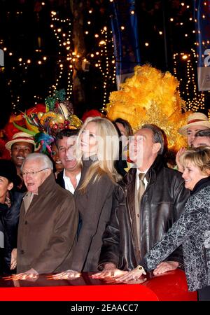 Top-Model Adriana Karembeu in Begleitung des Pariser Bürgermeisters Bertrand Delanoe und ihres Mannes, des Fußballspielers Christian Karembeu, schaltet am 22. November 2005 die Weihnachtsbeleuchtung auf der Champs-Elysees Avenue in Paris, Frankreich, ein. Foto von Bruno Klein/ABACAPRESS.COM. Stockfoto