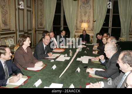 Präsident Jacques Chirac empfängt am 21. November 2005 eine Delegation französischer Bürgermeister im Elysee-Palast in Paris. Foto von Laurent Zabulon/ABACAPRESS.COM Stockfoto