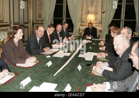 Präsident Jacques Chirac empfängt am 21. November 2005 eine Delegation französischer Bürgermeister im Elysee-Palast in Paris. Foto von Laurent Zabulon/ABACAPRESS.COM Stockfoto