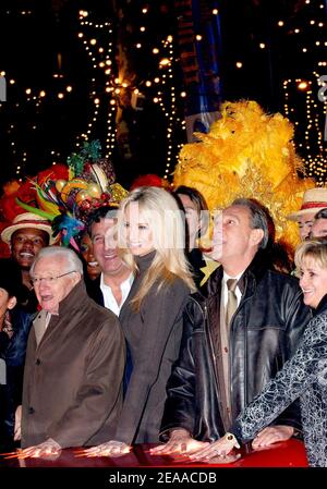 Top-Model Adriana Karembeu in Begleitung des Pariser Bürgermeisters Bertrand Delanoe und ihres Mannes, des Fußballspielers Christian Karembeu, schaltet am 22. November 2005 die Weihnachtsbeleuchtung auf der Champs-Elysees Avenue in Paris, Frankreich, ein. Foto von Bruno Klein/ABACAPRESS.COM Stockfoto