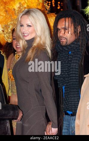 Top-Model Adriana Karembeu in Begleitung des Pariser Bürgermeisters Bertrand Delanoe und ihres Mannes, des Fußballspielers Christian Karembeu, schaltet am 22. November 2005 die Weihnachtsbeleuchtung auf der Champs-Elysees Avenue in Paris, Frankreich, ein. Foto von Bruno Klein/ABACAPRESS.COM. Stockfoto