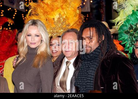 Top-Model Adriana Karembeu in Begleitung des Pariser Bürgermeisters Bertrand Delanoe und ihres Mannes, des Fußballspielers Christian Karembeu, schaltet am 22. November 2005 die Weihnachtsbeleuchtung auf der Champs-Elysees Avenue in Paris, Frankreich, ein. Foto von Bruno Klein/ABACAPRESS.COM. Stockfoto