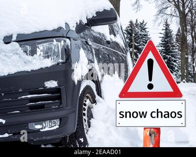 Warnschild 'Snow Chaos' Auto ist im Schnee stecken Stockfoto