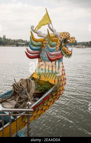 Drachenboot auf dem Fluss, Hue, Vietnam Stockfoto