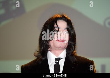 US-Popstar Michael Jackson begrüßt die Fahrer der UAE Desert Challenge am 14. November 2005 in Dubai. Foto von Michel Maindru/ABACAPRESS.COM Stockfoto