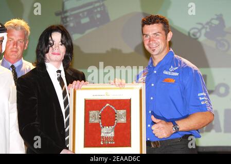 US-Popstar Michael Jackson begrüßt die Fahrer der UAE Desert Challenge am 14. November 2005 in Dubai. Jackson posiert hier mit dem französischen Cyril Despres, der mit einer KTM die Bike-Kategorie gewinnt. Foto von Michel Maindru/ABACAPRESS.COM Stockfoto